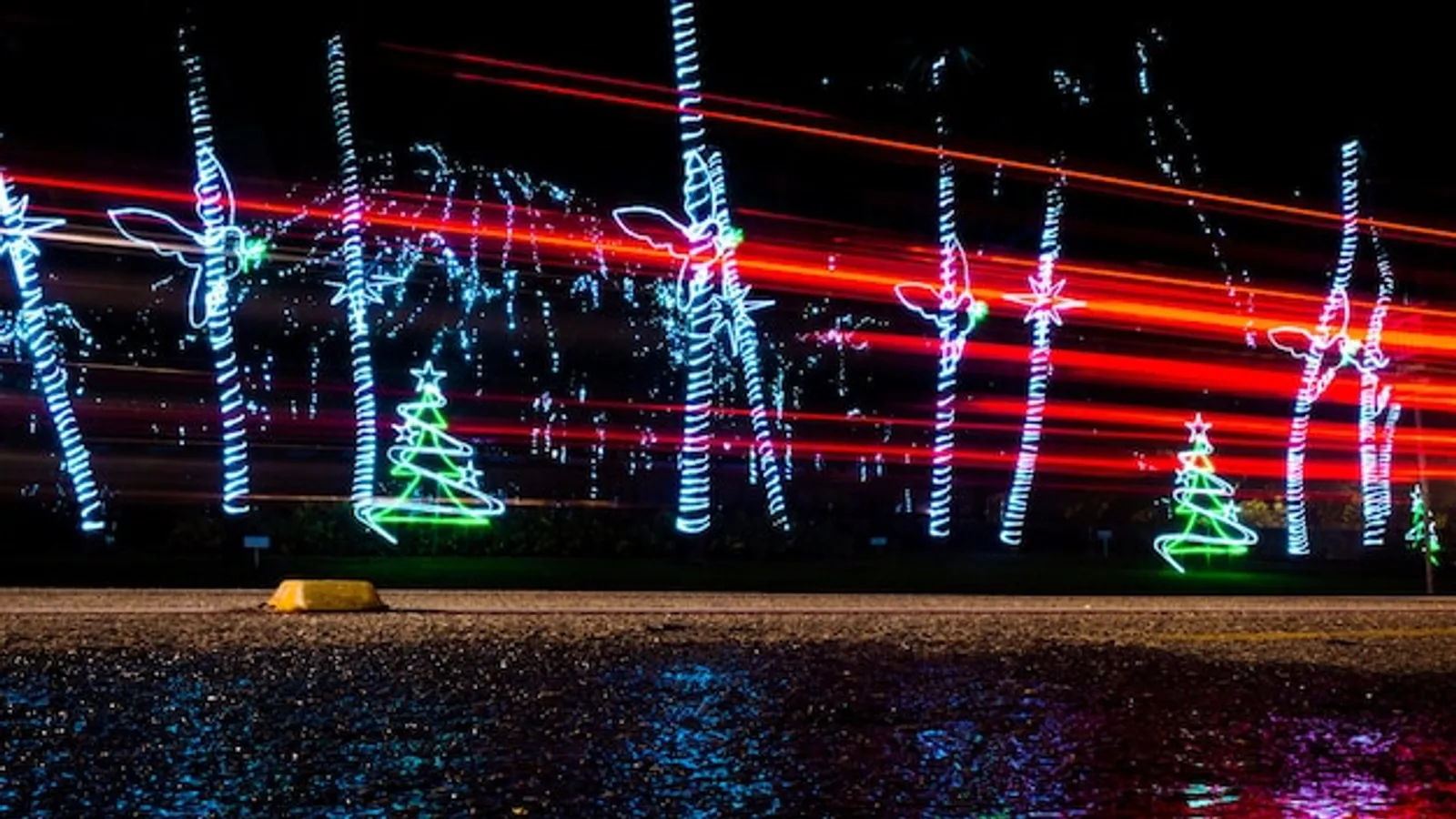 Stimmungsvolle Quartierbar bei Nacht mit Klavier und warmem Goldlicht